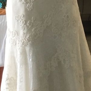 Gorgeous ivory wedding gown